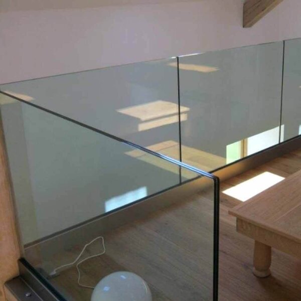 Glass railing with solid aluminum base - Yurihomes