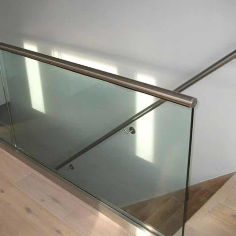 Thin aluminum bottom U-channel glass guardrail - Yurihomes